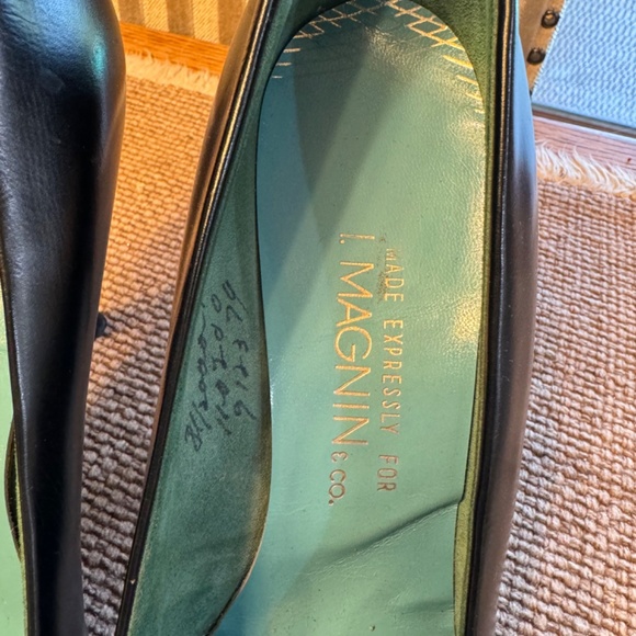 VINTAGE BLACK LEATHER PUMPS - Picture 4 of 10